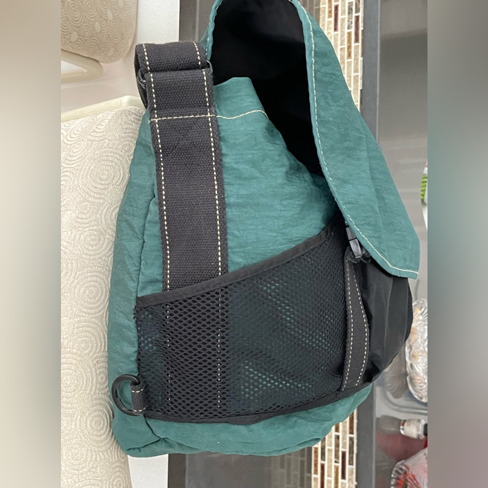 VINTAGE EDDIE BAUER DUFFLE BAG. 17”Wx13”Hx9”D. Teal Blue/Green. Lots of pockets!